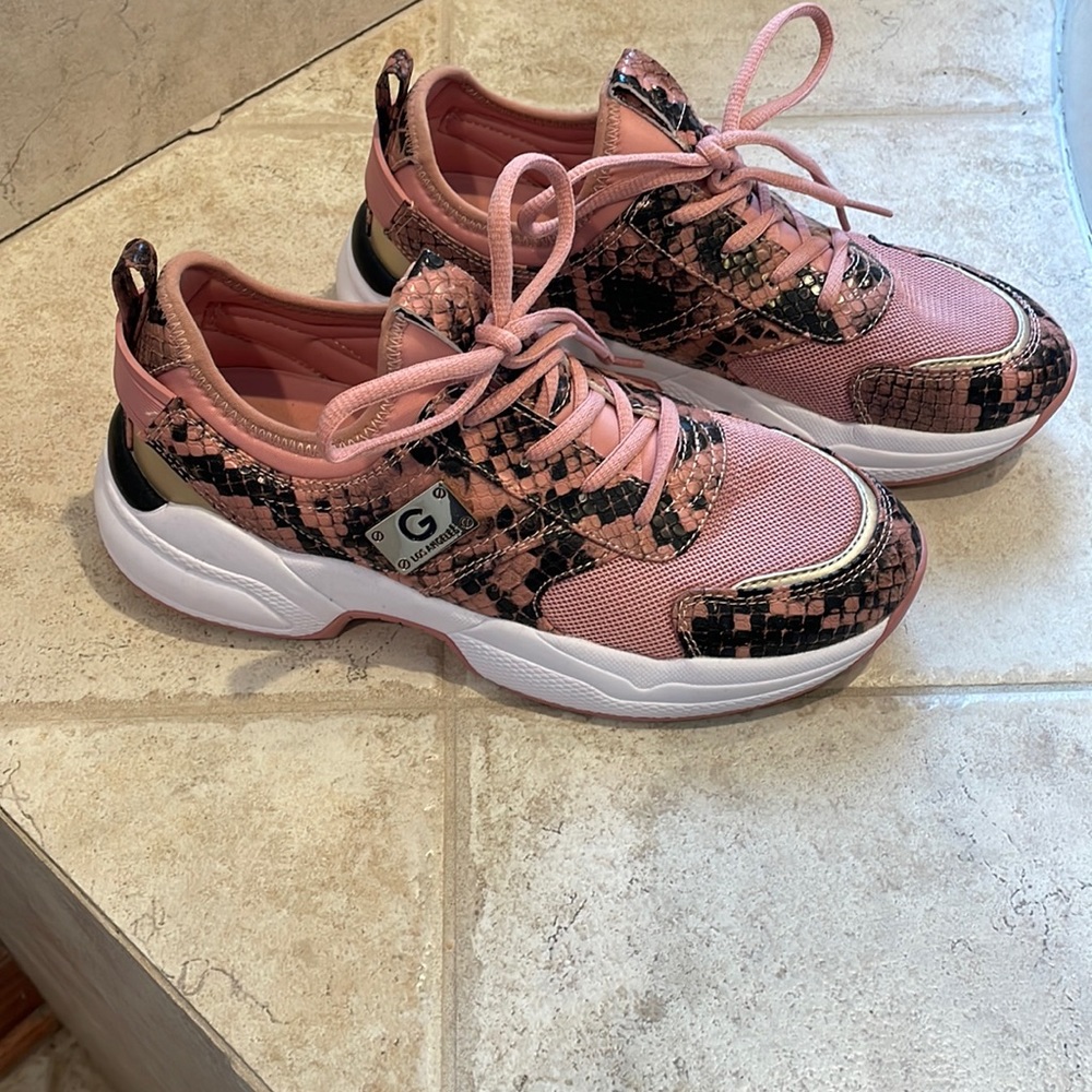 Guess ladies shoes sz 7 1/2 pink and gold snakeskin